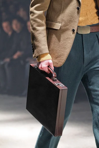 Look 16